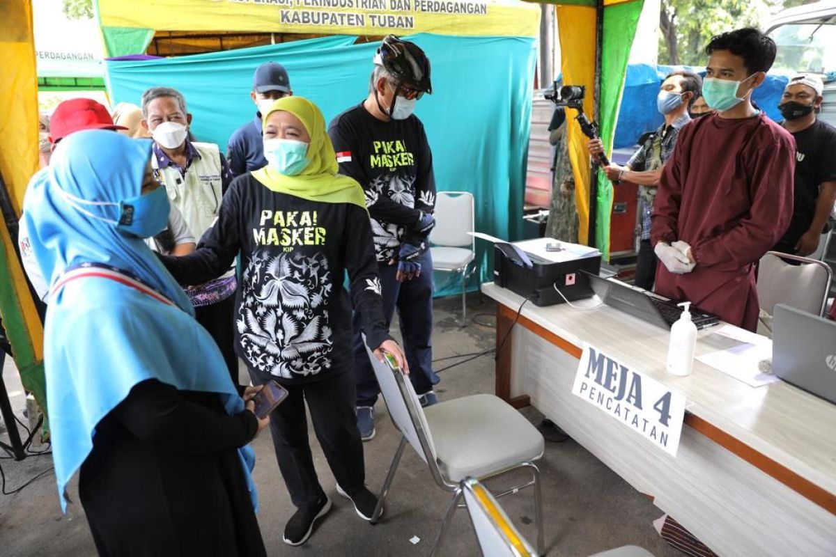 Di sela gowes, Gubernur Khofifah tinjau vaksinasi pedagang Pasar Baru Tuban