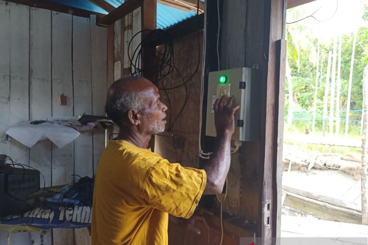 PLN salurkan 574 APDAL listriki di 11 kampung Kepulauan Yapen