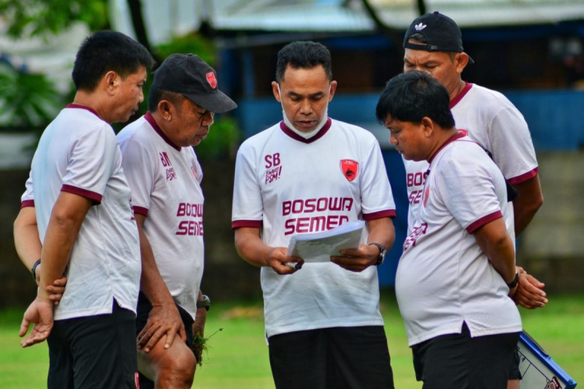 Pemain PSM Makassar Zulham Zamrun tunda keberangkatan ke Malang