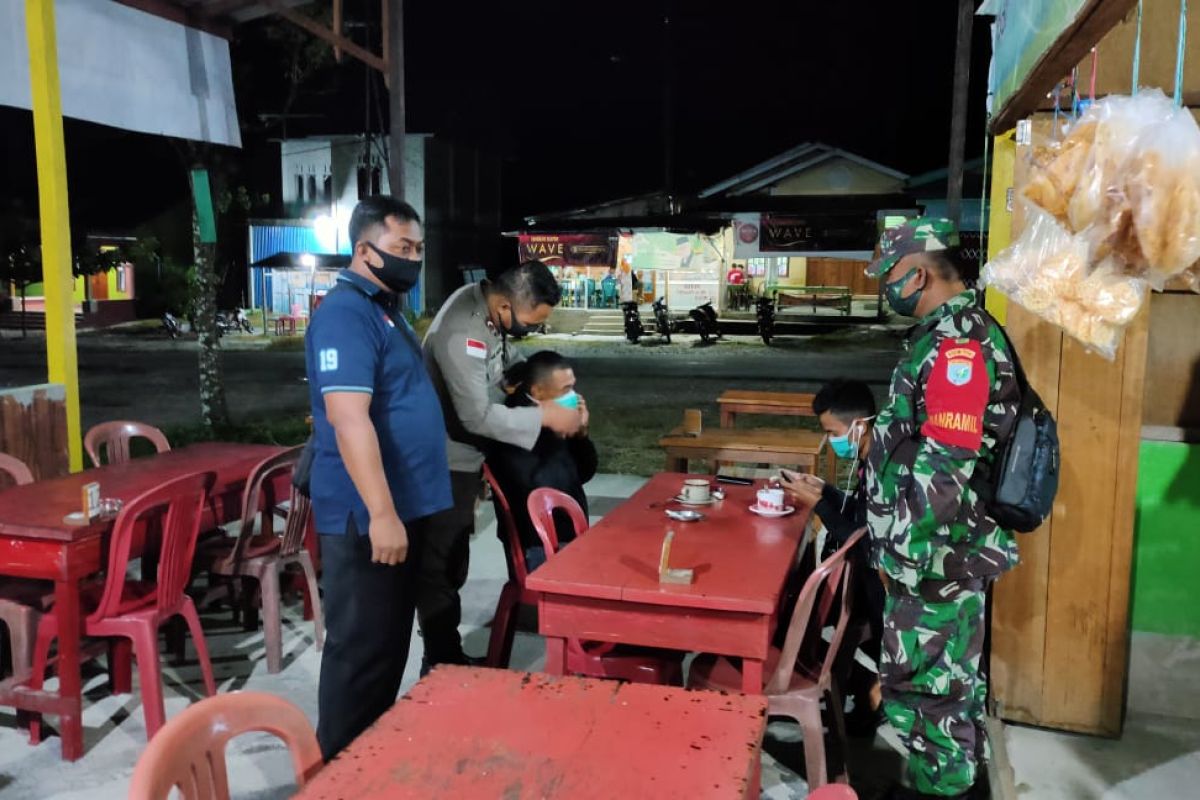 Warung kopi di Jalan Ampera Kota Baru masih beroperasi jelang Subuh