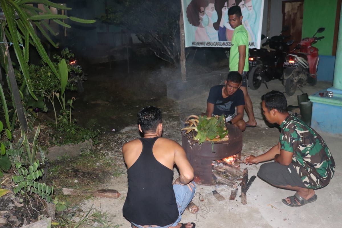 Anggota Satgas TMMD dan warga bakar ikan bersama