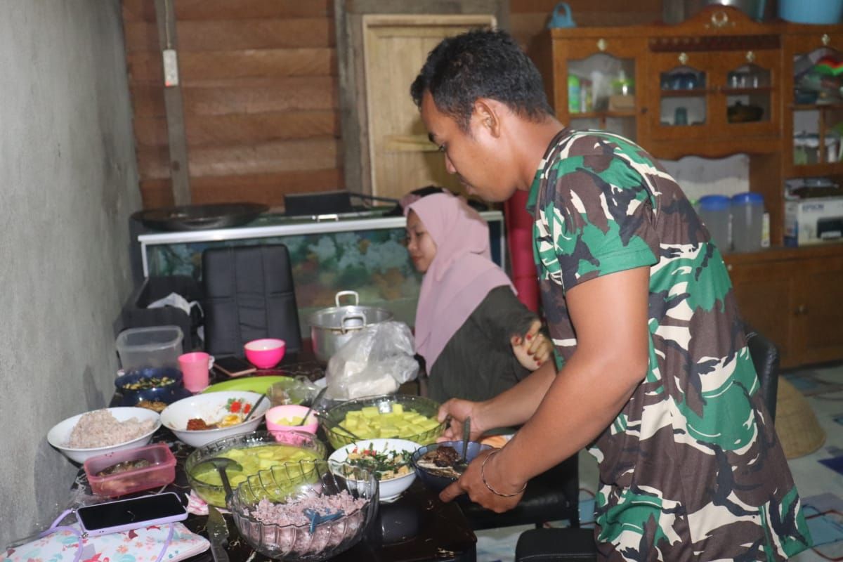 Anggota Satgas TMMD Kodim 1206/PSB masak bersama ibu-ibu