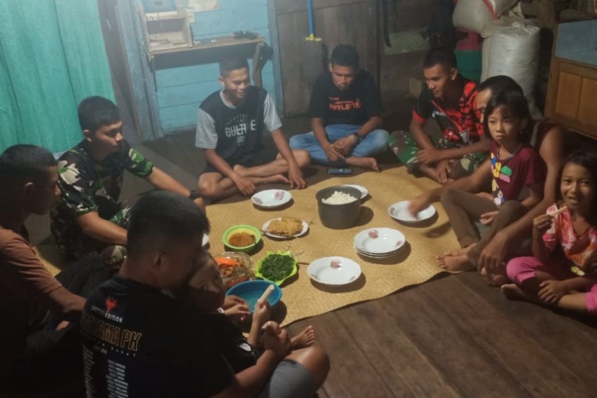 Anggota Satgas TMMD ke-110 Kodim 1206/PSB berbaur dan makan bersama warga