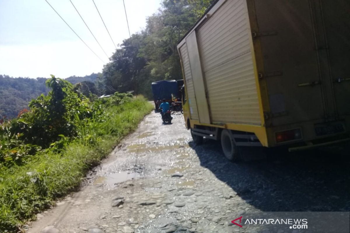 Sejumlah titik jalan provinsi di Batang Natal Madina rusak berat