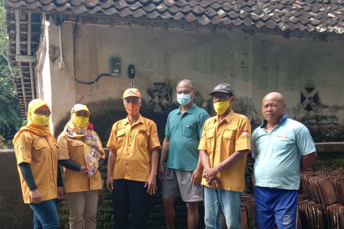 Ketua MKGR Kulon Progo bantu meteran listrik di Bunder III Banaran