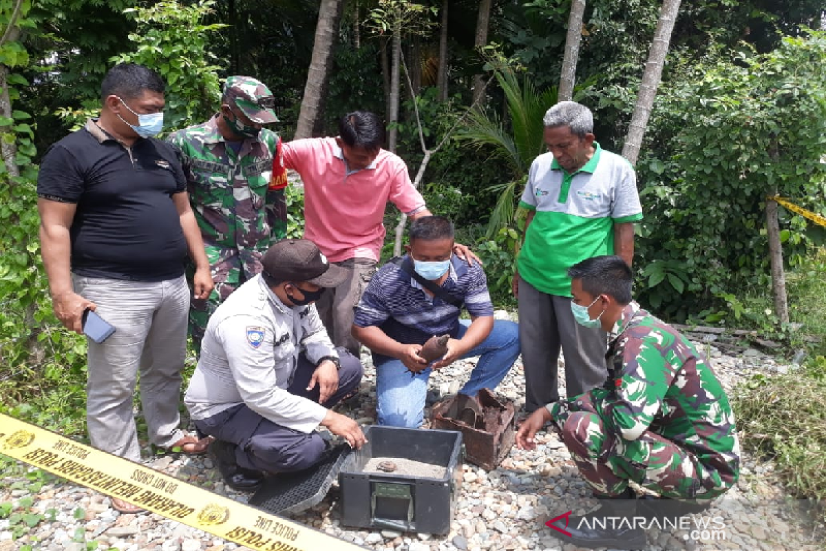 Cangkul pekerja bangunan terantuk besi, ternyata mortir aktif