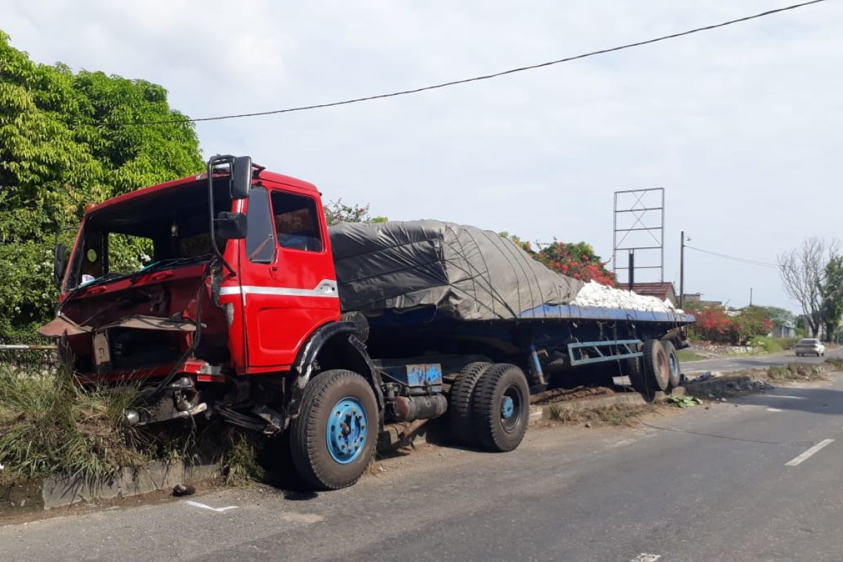 Supir tewas tergilas ban truk sendiri di Rantauprapat