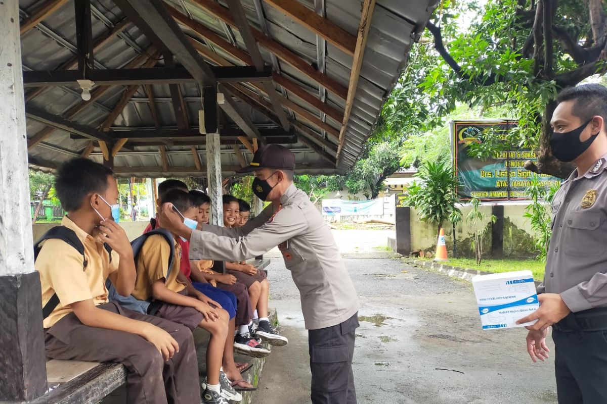 Polsek Bayan Polres Lotara bagi masker ke pelajar