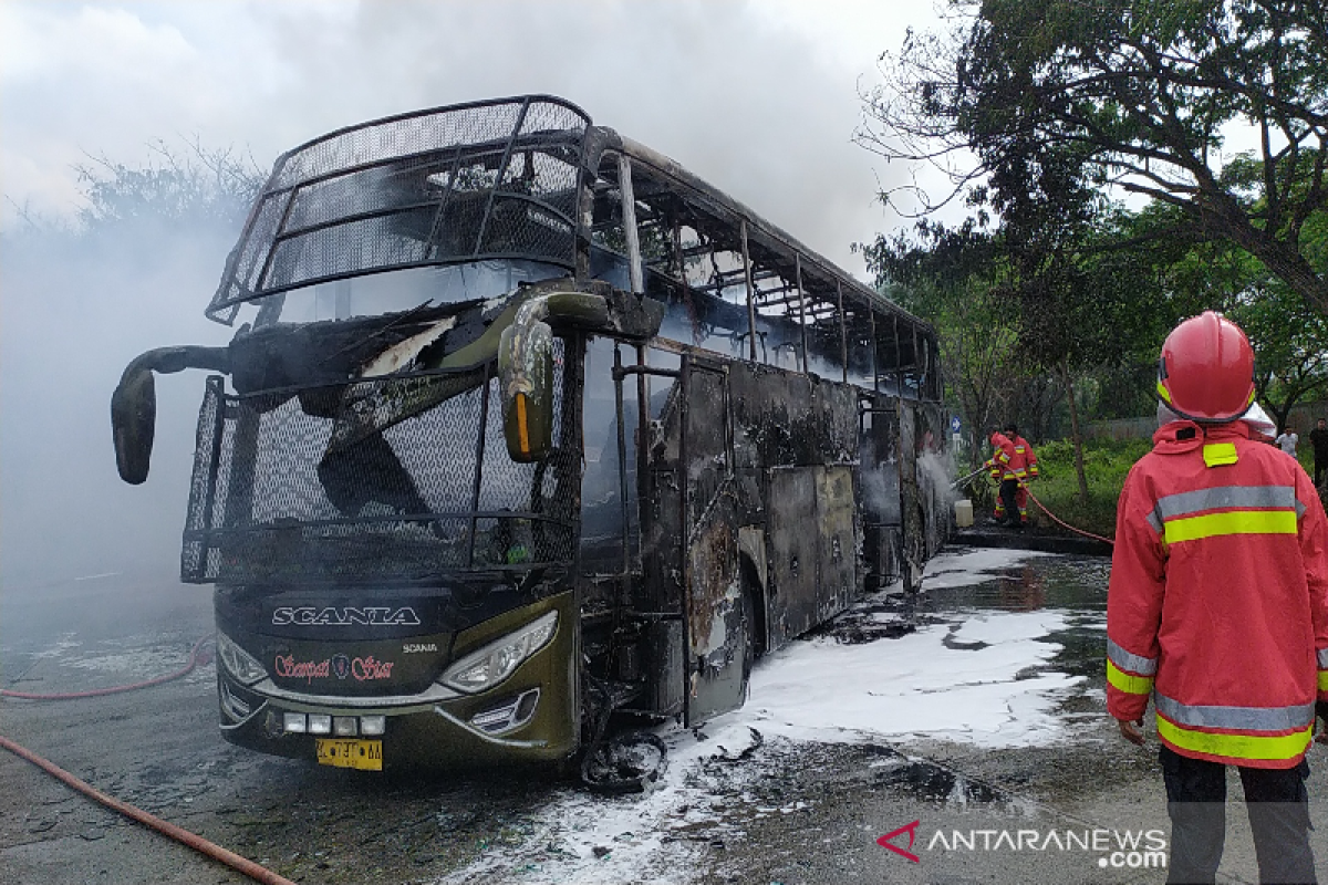 Dua unit bus terbakar di terminal Banda Aceh