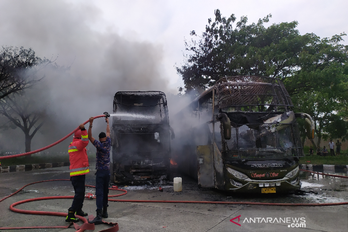 Saat diperbaiki, dua bus lintas provinsi di Aceh malah terbakar