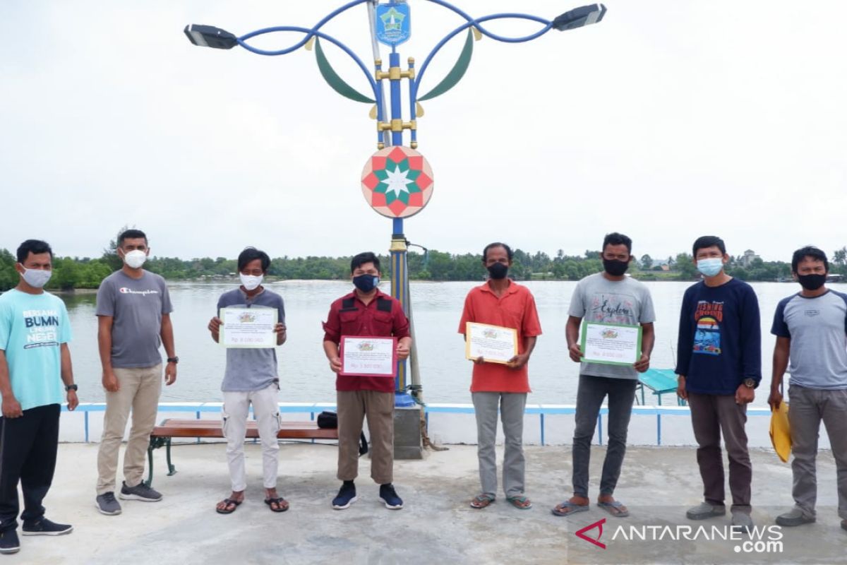 PT Timah salurkan bantuan kecelakaan laut untuk nelayan di Sungailiat