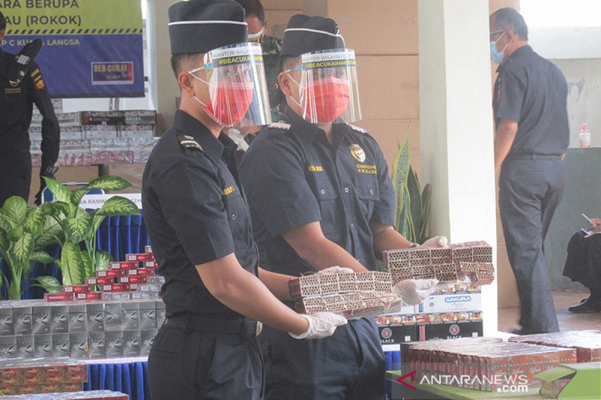 31.000 rokok tanpa cukai di Aceh disembunyikan di dalam paket pakaian