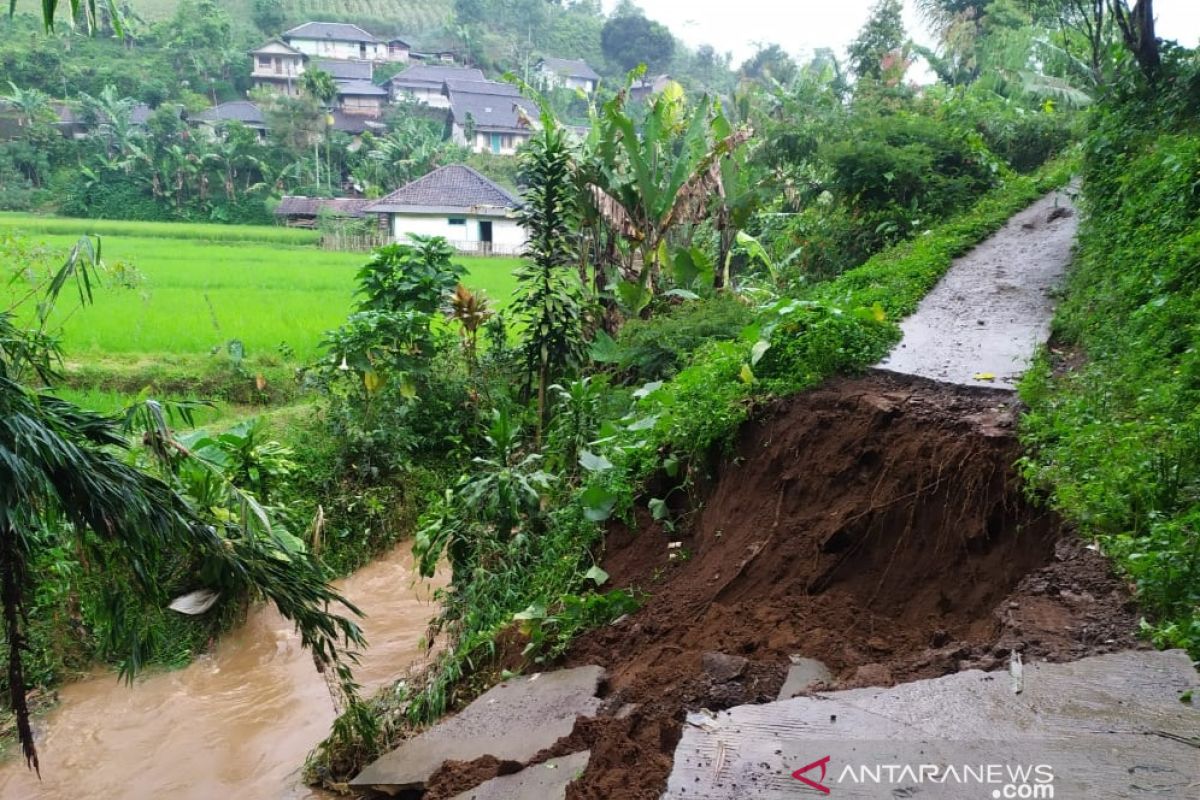 Dua rumah rusak berat akibat longsor puluhan lainnya terendam banjir