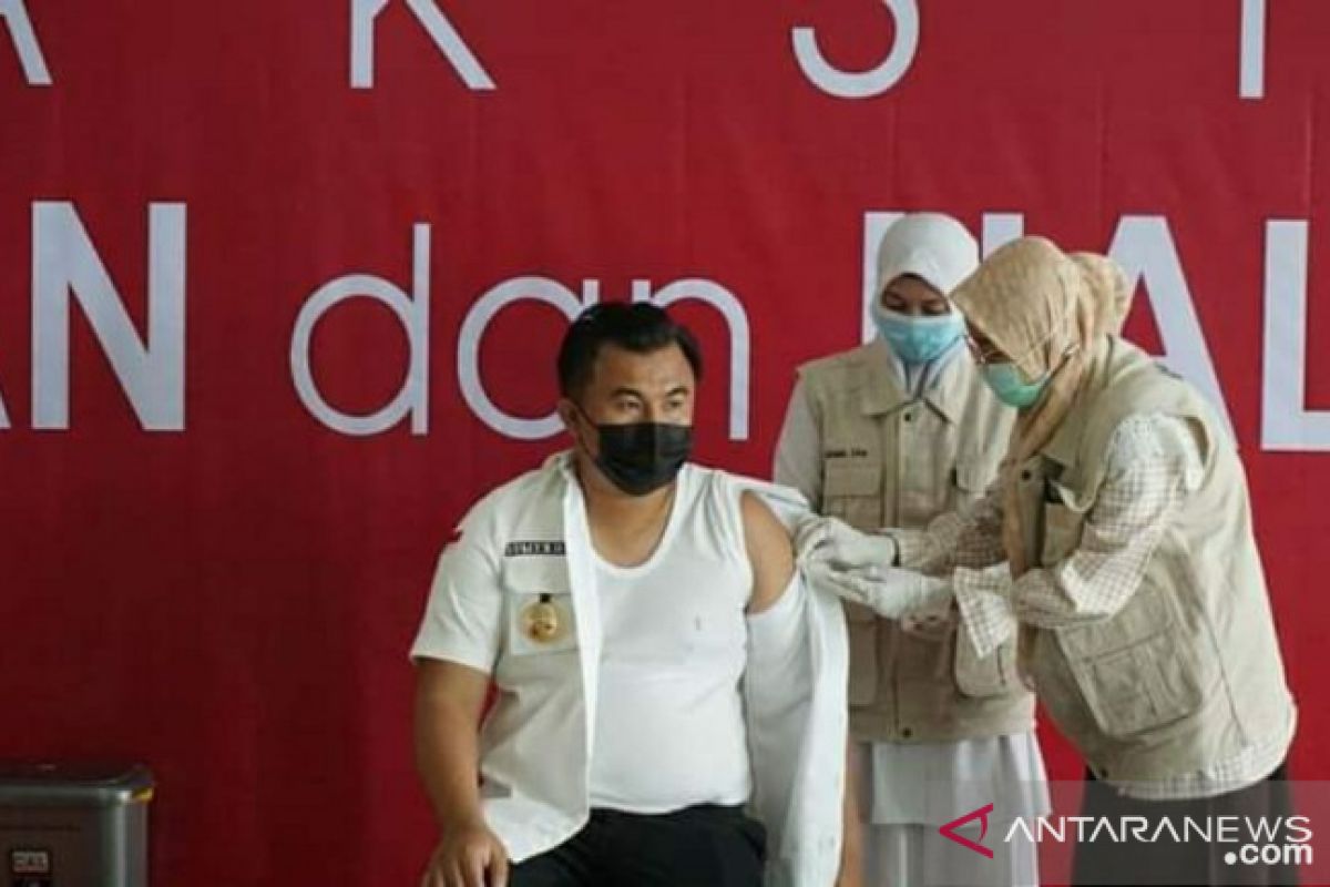 Bupati Sutan Riska orang pertama yang divaksin di Dharmasraya