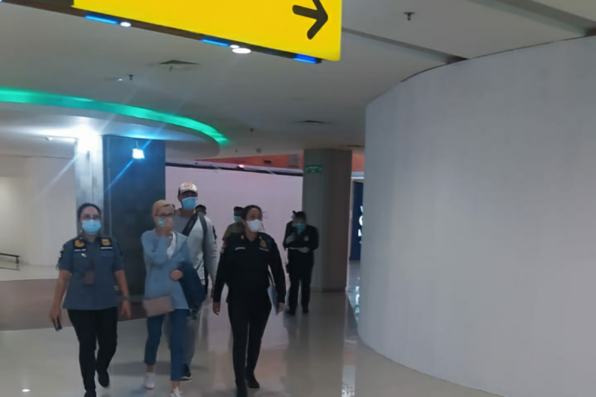 Dikawal ketat, Imigrasi deportasi kekasih buronan interpol Rusia