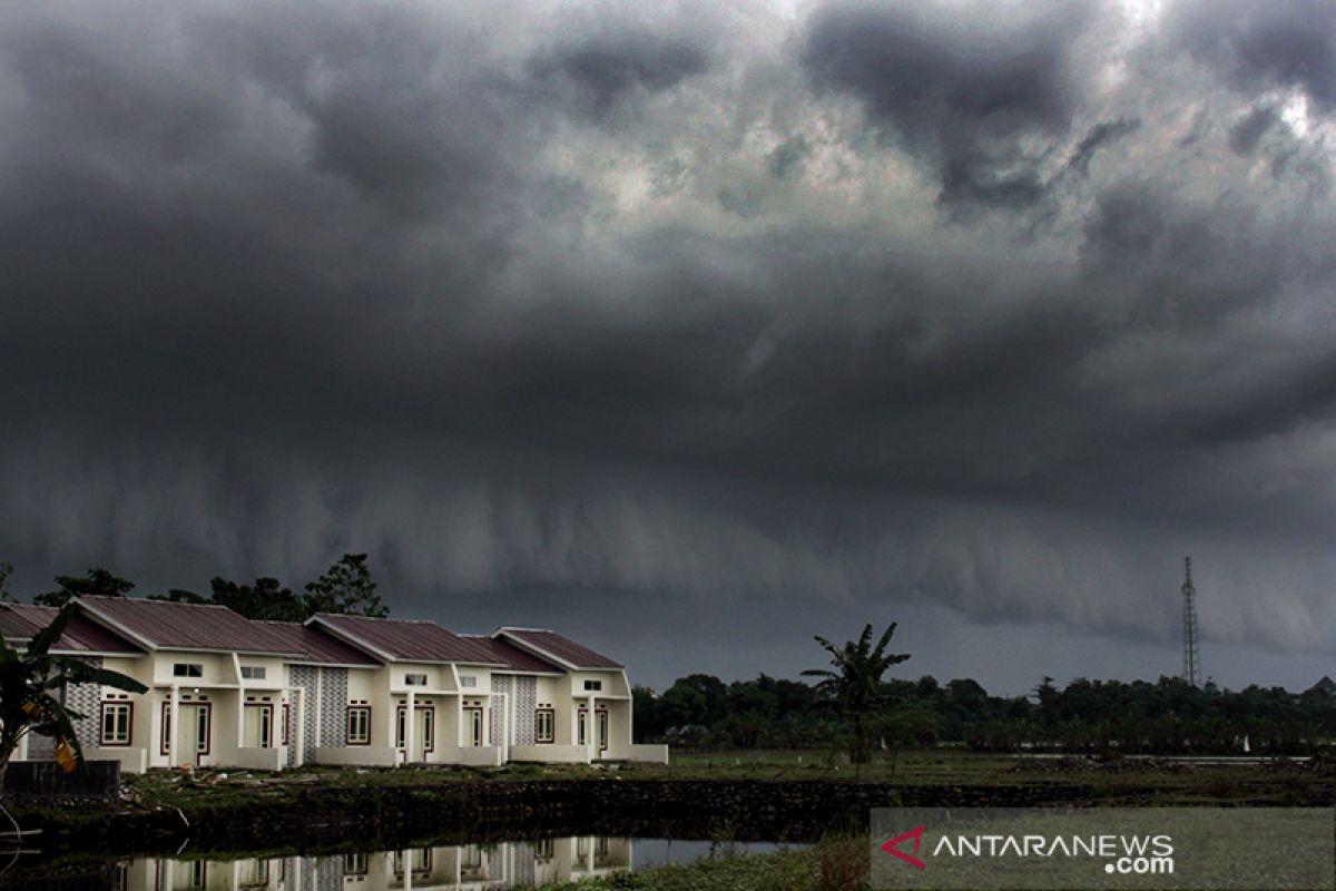 Hujan ringan diprediksi guyur sejumlah kota besar di Indonesia