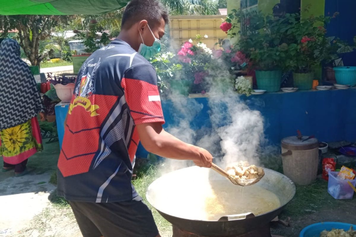 Anggota TMMD bantu warga masak dalam rangka syukuran sunatan