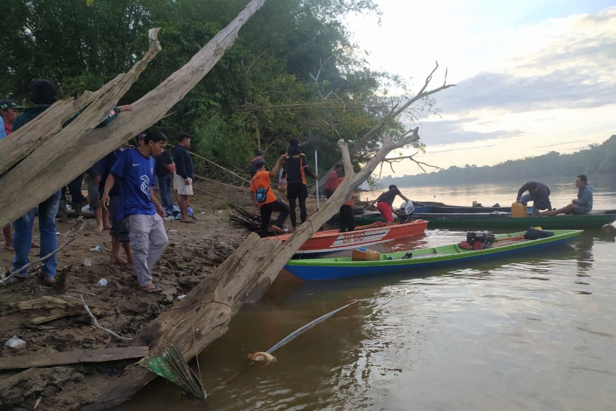 Berniat mengantar bibit sawit, warga Nanga Tayap hilang di Sungai Pawan