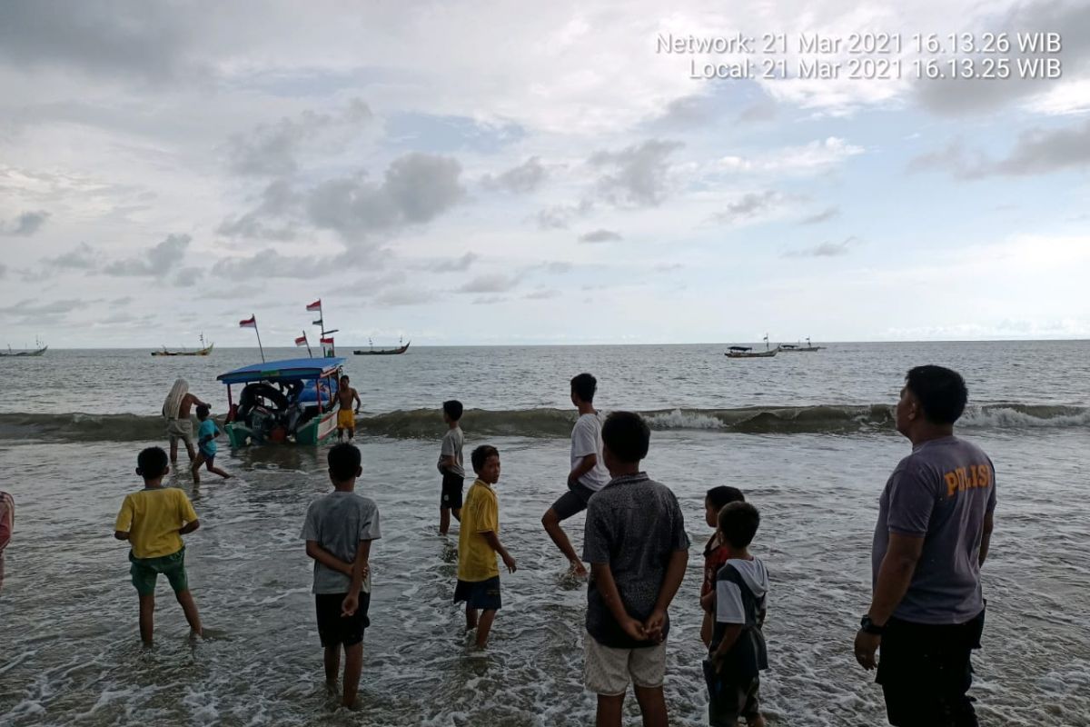 Asyik mandi, tiga pengunjung Pantai Pasir Tiku Agam terbawa arus ke tengah laut