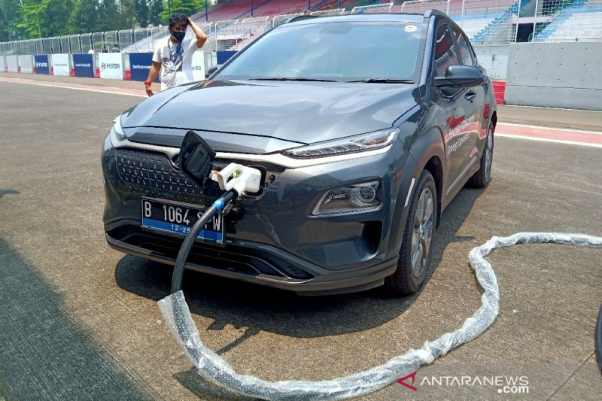 Hyundai pasarkan layanan isi daya mobil listrik