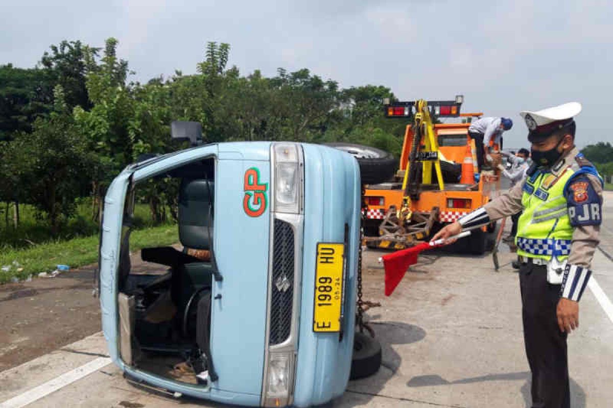 Angkot sarat penumpang pecah ban di jalan tol dan terbalik miring, lima orang luka berat