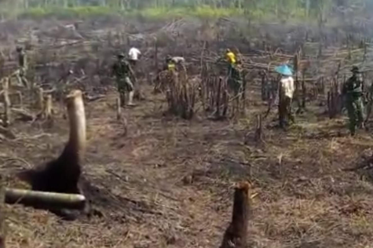 Satgas TMMD-110 Putussibau bantu bersihkan  lokasi Pondok Pesantren