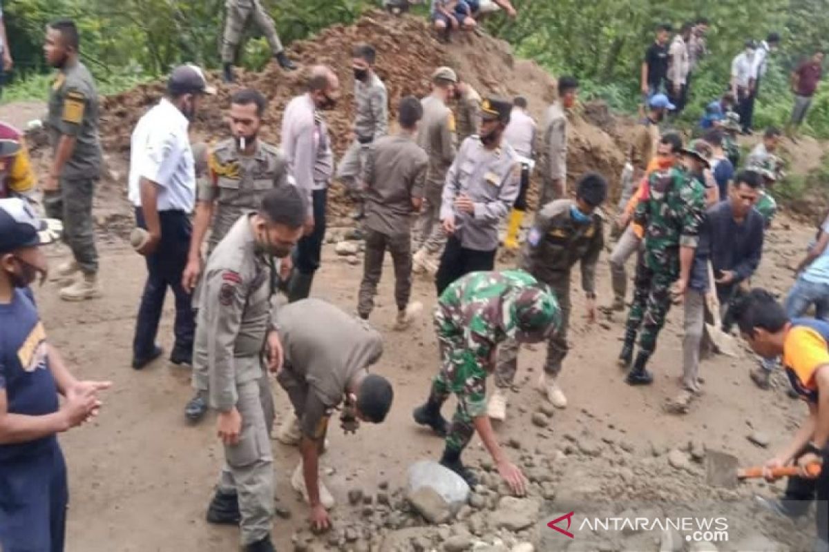 Kapolres Tapsel turun langsung timbun ruas jalinsum Batu Jomba yang rusak berat