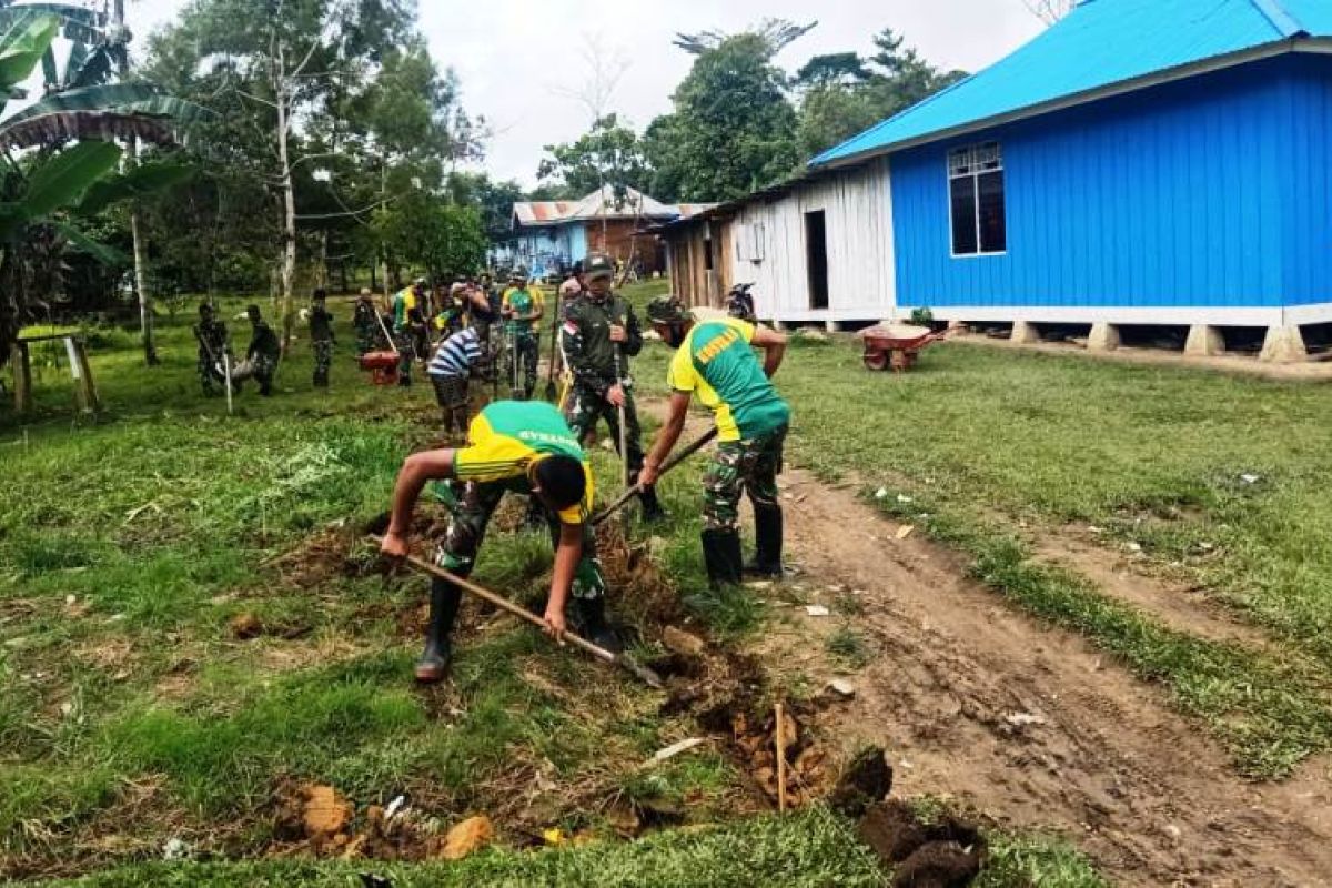 TNI-warga Kobakma-Mamberamo Tengah bangun gorong-gorong cegah banjir
