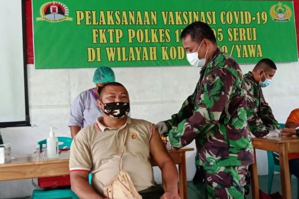 Ratusan personel TNI Kodim 1709/Yawa disuntik vaksin COVID-19