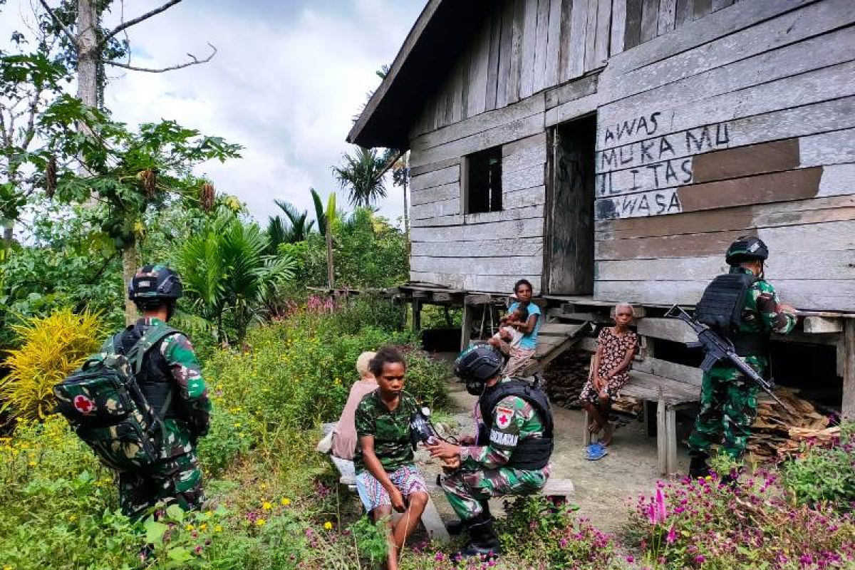 Satgas TNI beri pengobatan-pemeriksaan kesehatan warga di perbatasan