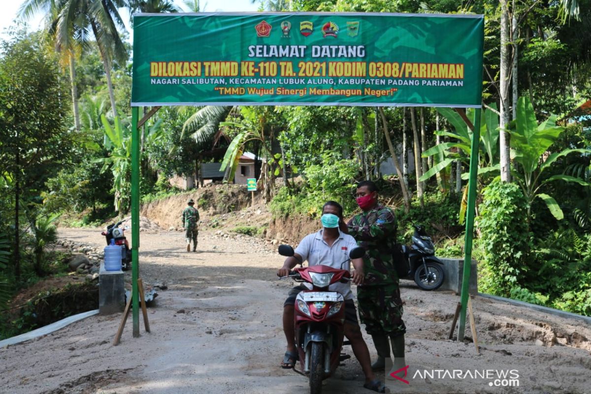 Nekat keluar rumah tanpa masker, diingatkan tentara Satgas TMMD