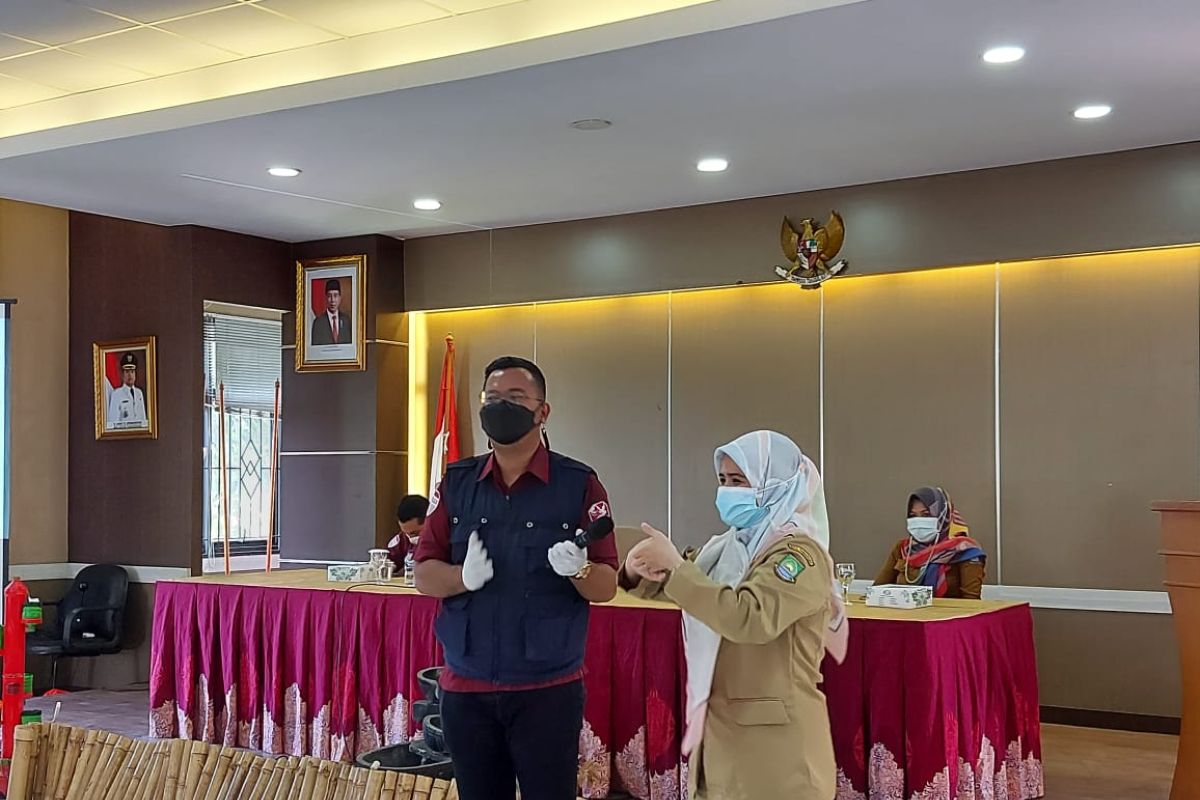 Warga Tangerang diimbau rusak masker sebelum dibuang