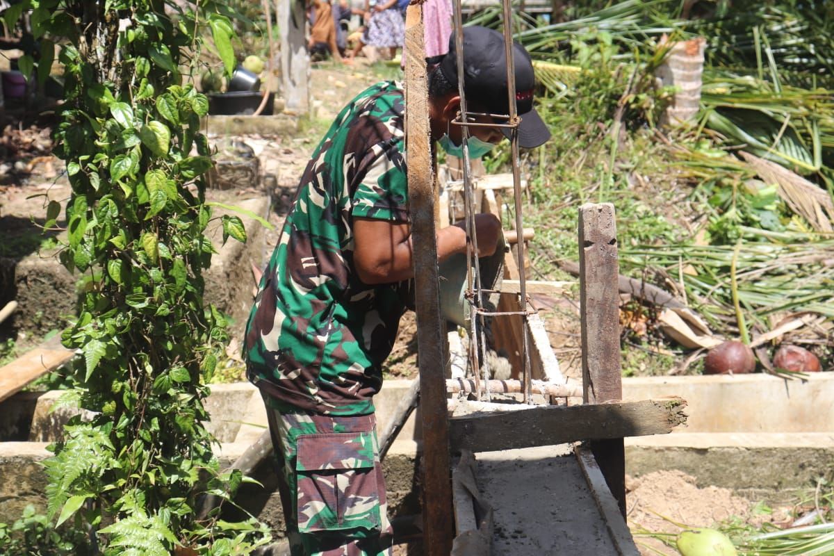 TMMD Kodim 1206/PSB bantu cor pagar rumah warga Hulu Pengkadan