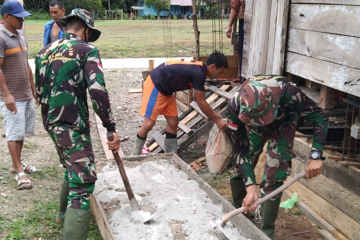 Anggota TMMD Kodim 1206/PSB bantu warga aduk Semen