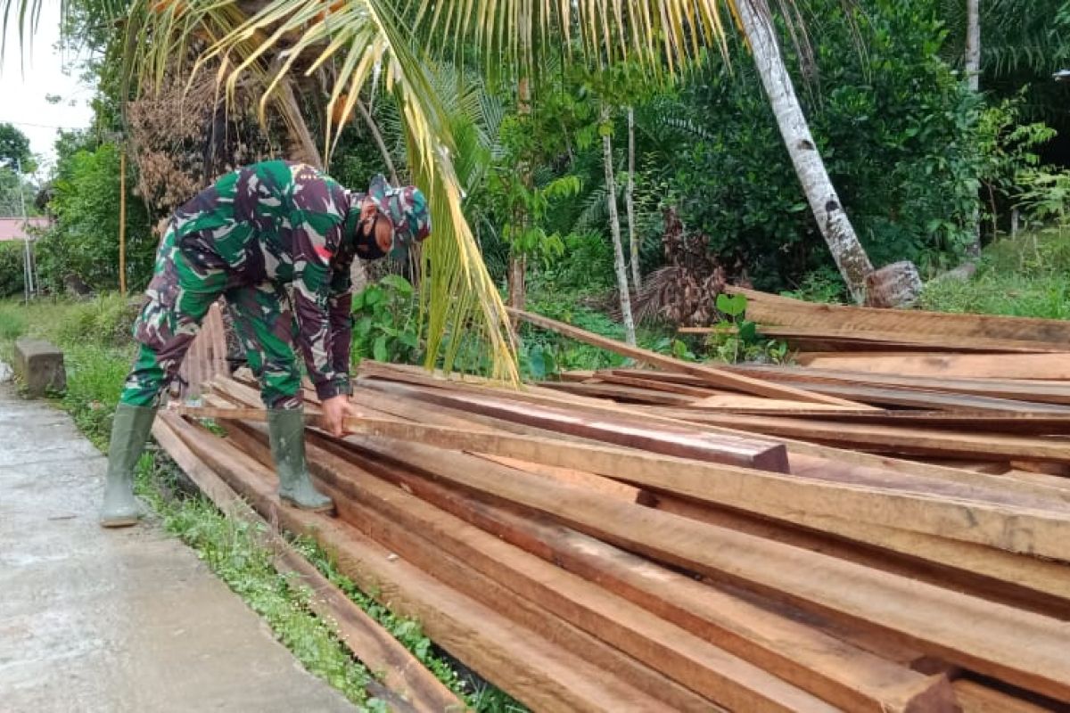 Anggota Kodim 1206/PSB bantu angkut material kayu milik warga