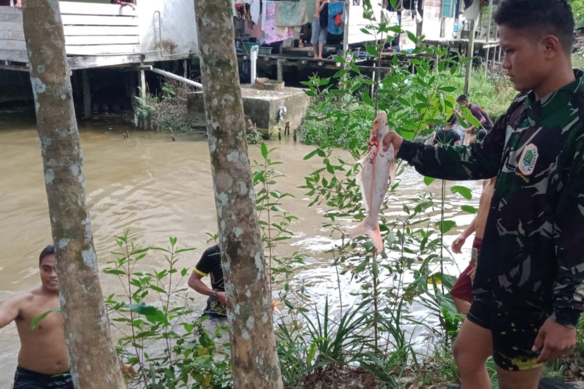 Anggota Satgas TMMD sambangi kolam ikan warga