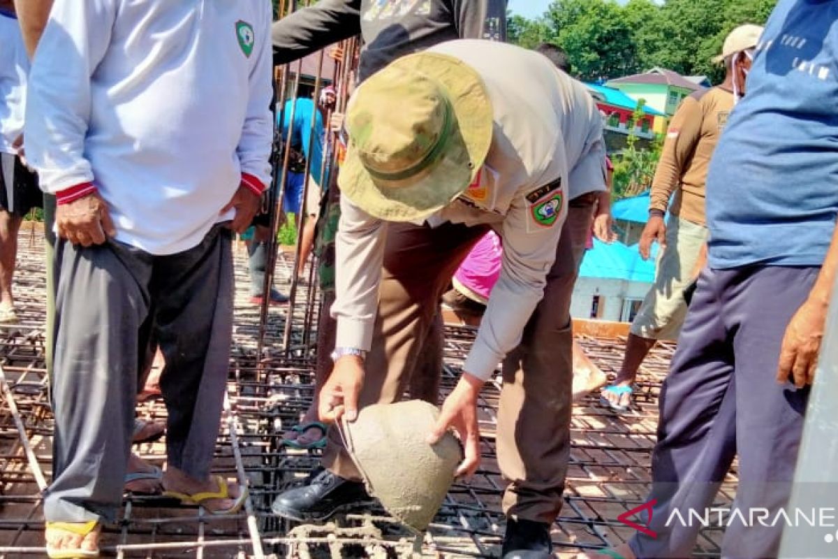 Thaher Hanubun semangati warga bangun rumah ibadah