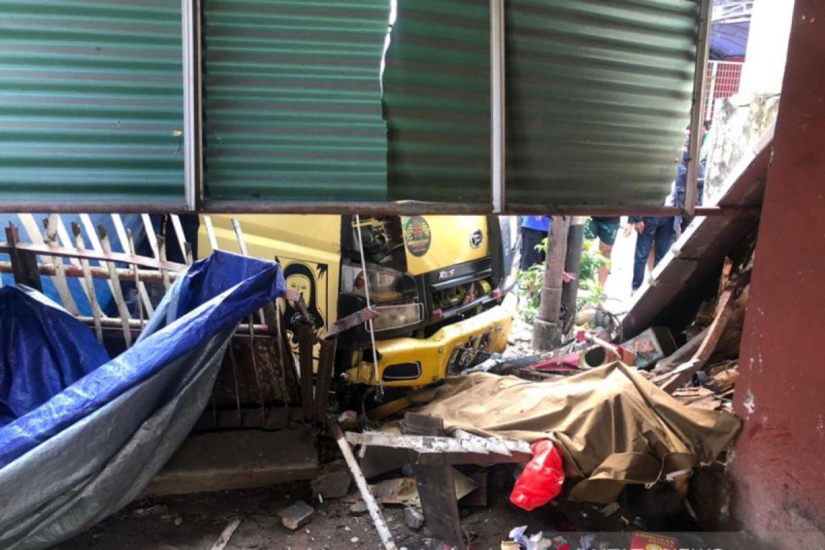 Karena kernek truk, wanita sedang makan lontong  tewas