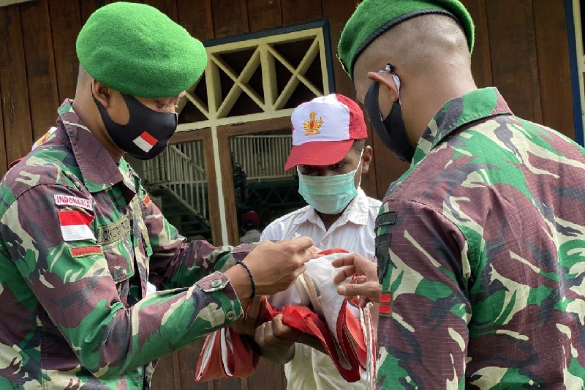 Satgas TNI Yonif 756 latih upacara bendera siswa SD-SMP di Tsinga