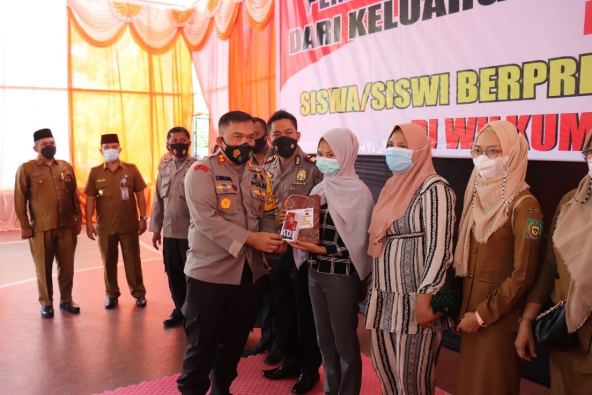 Kapolres Langkat serahkan bantuan 100 handphone kepada  warga kurang mampu