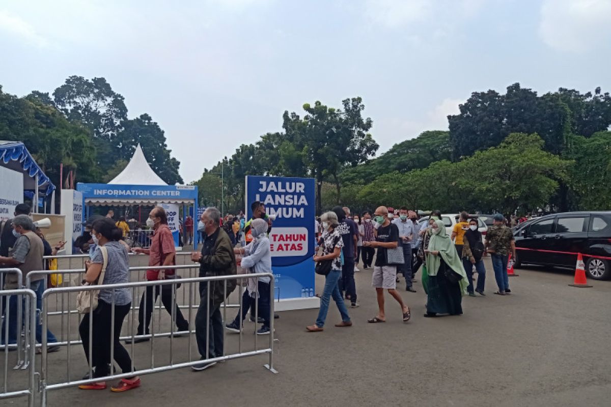 Pelayanan vaksinasi lansia di GBK digelar di dua lokasi