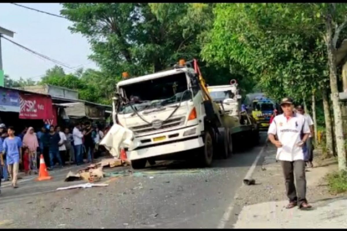 Satu tewas, tabrakan beruntun truk tronton, mobil dan sepeda motor di jalan raya Praya-Kopang