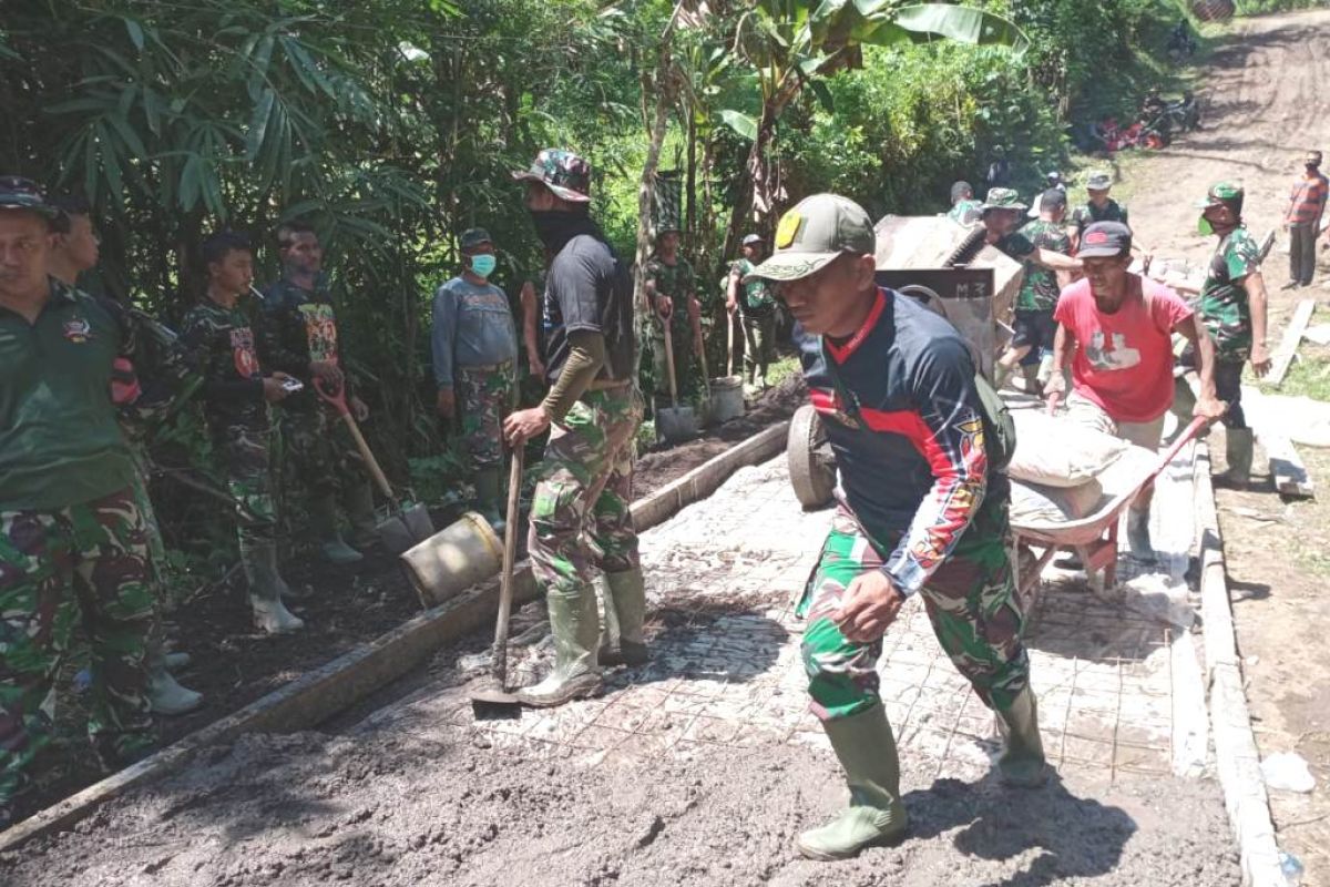 TNI bersama masyarakat lembur selesaikan perbaikan jalan