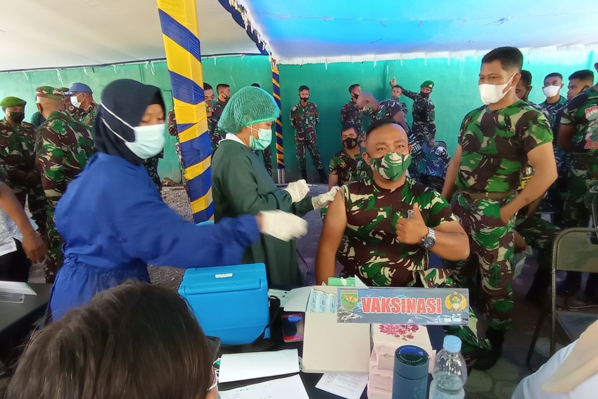Ratusan prajurit TNI AD Mimika terima dosis kedua vaksin COVID-19