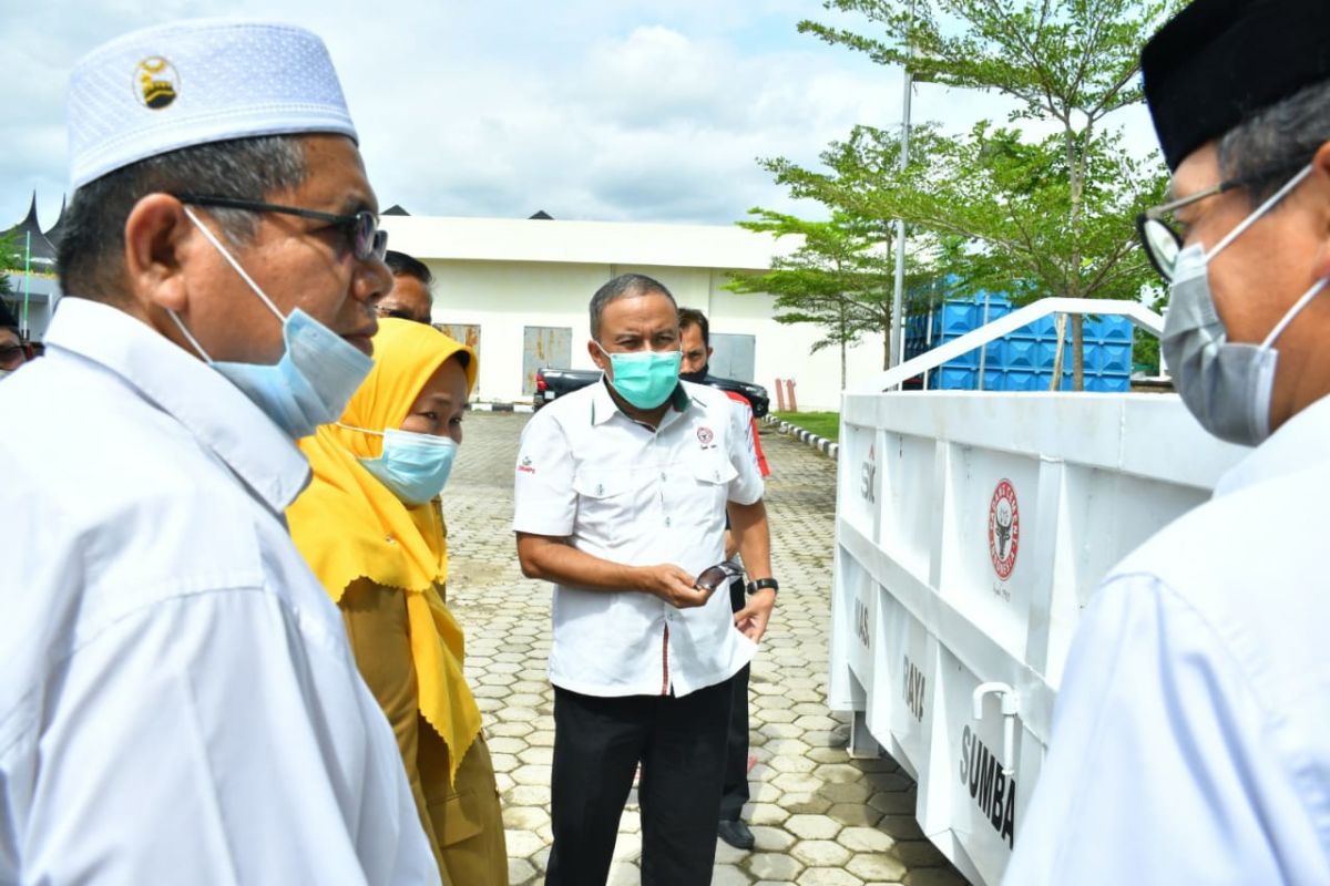 Semen Padang bantu Masjid Raya Sumbar kontainer bak sampah