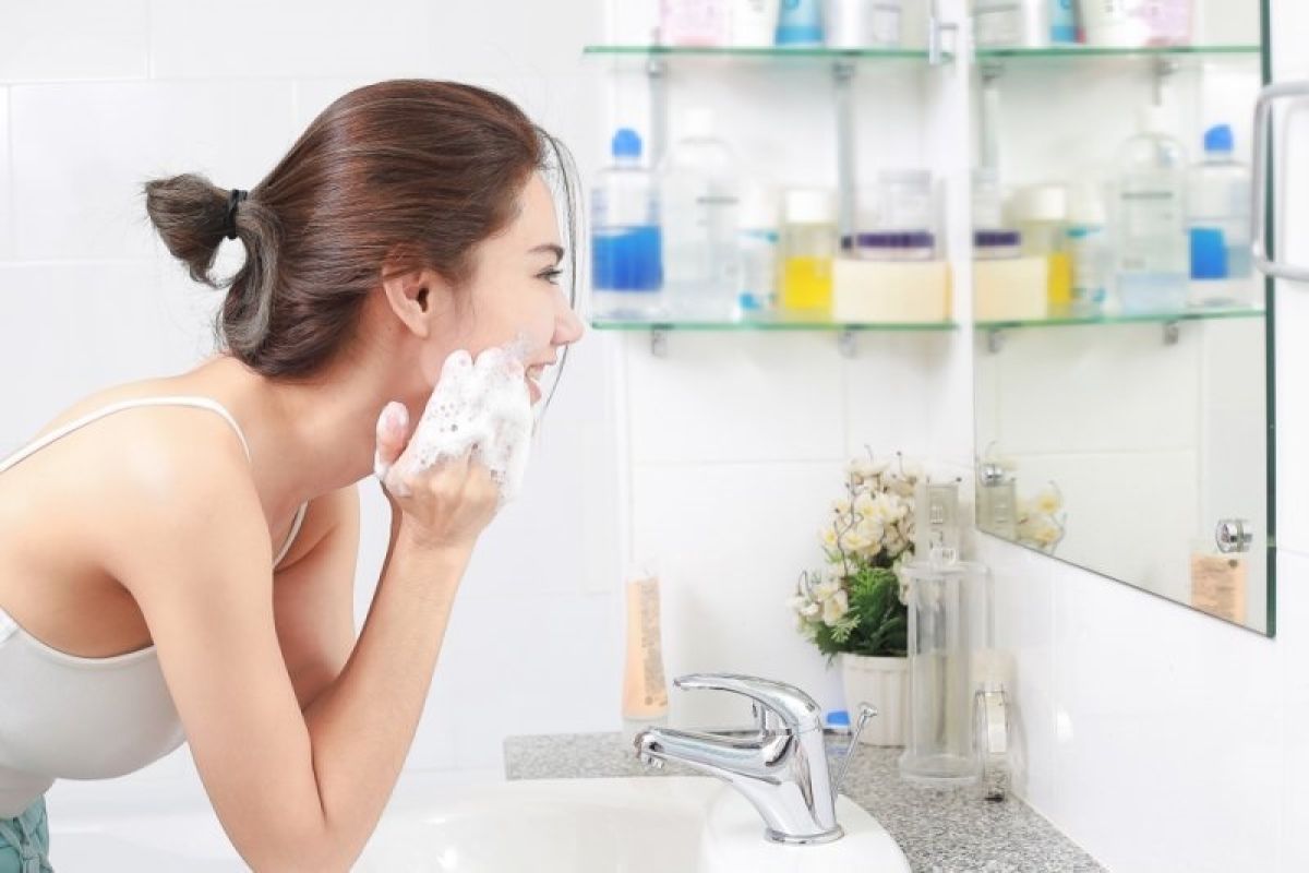 Perlukah cuci muka secara teratur meski di rumah saja? Begini penjelasannya