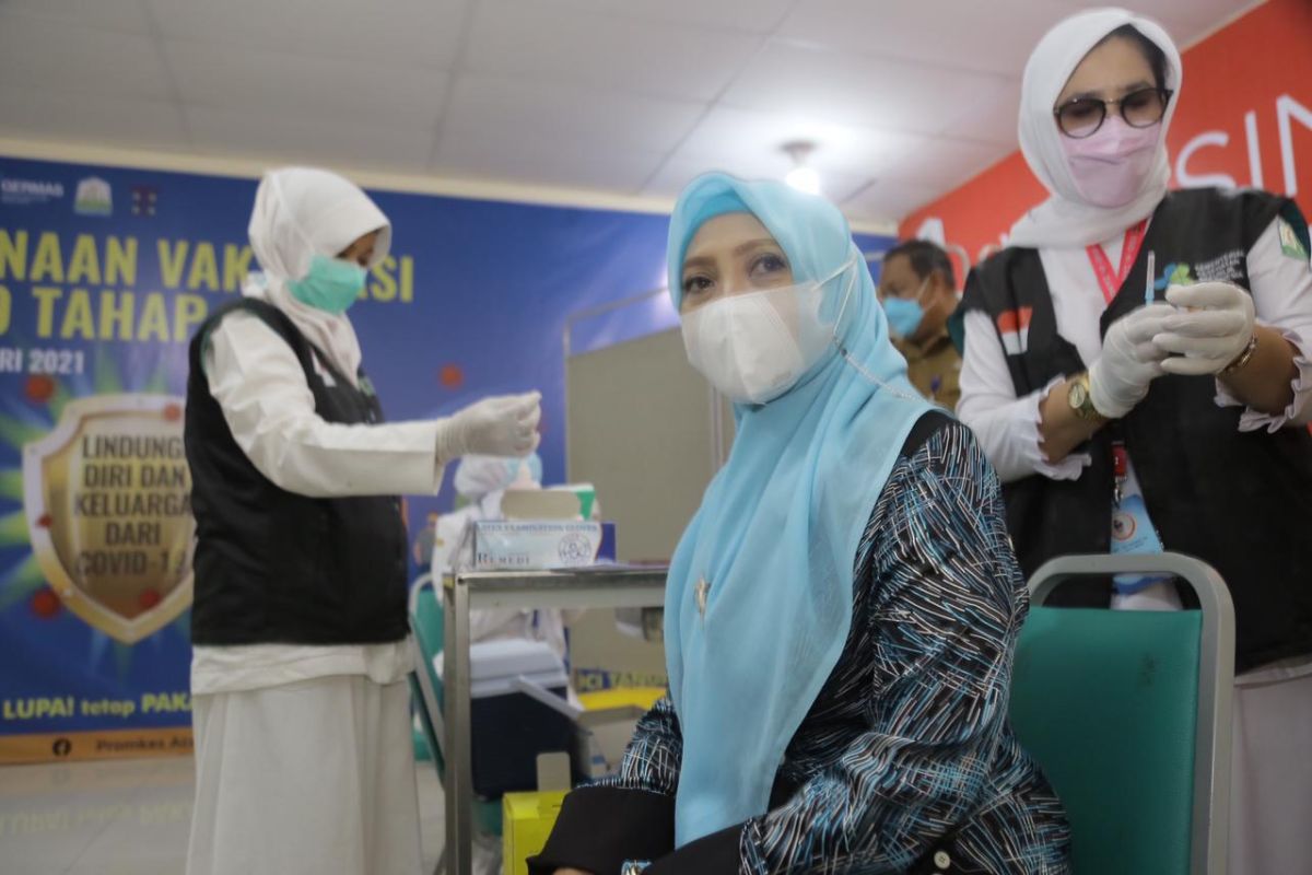 Terima vaksin pertama, ketua TP PKK Aceh ajak sukseskan vaksinasi