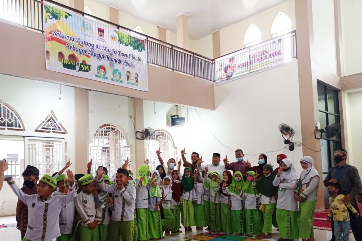 Dukung masjid ramah anak, perpustakaan keliling kunjungi tempat ibadah muslim di Padang