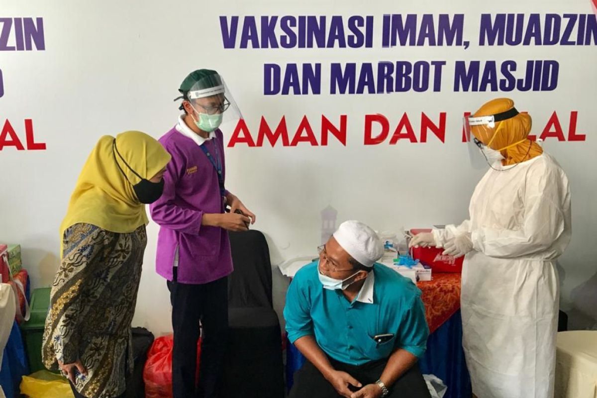 Khofifah ingatkan bupati/wali kota fasilitasi vaksinasi petugas masjid