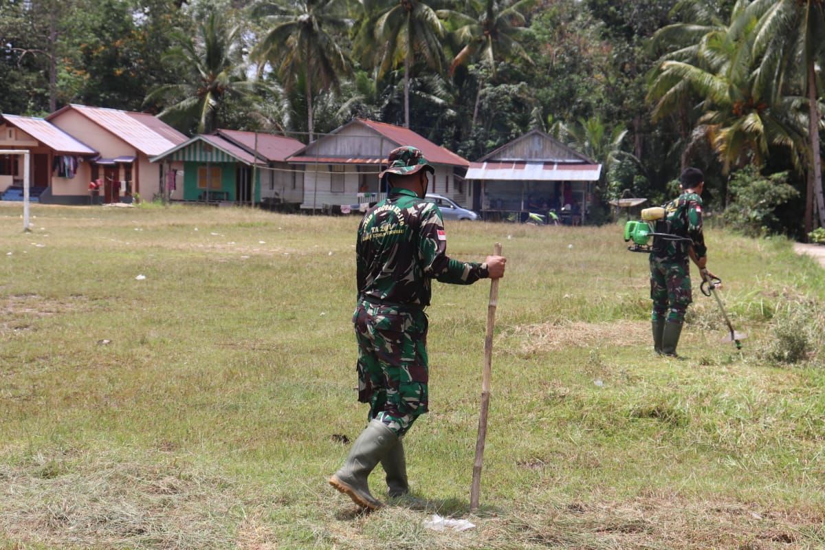 Pemuda desa dan  Satgas TMMD bersihkan lapangan desa